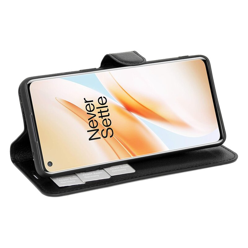 Ein Telefon in einer schwarzen Brieftasche. Der Bildschirm zeigt 'Never Settle'. SIM-Karten sind sichtbar.