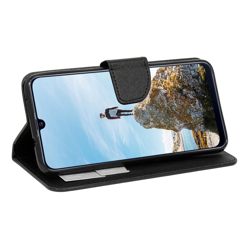 Telefon in schwarzem Etui, geöffnet, zeigt eine Person auf einer Klippe. Schwarzer Magnetriemen sichtbar.