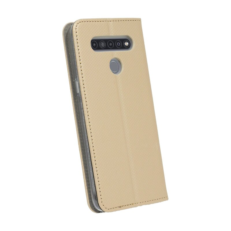 Beige Handyhülle, geschlossen, mit Kameraausschnitten. Weißer Hintergrund.