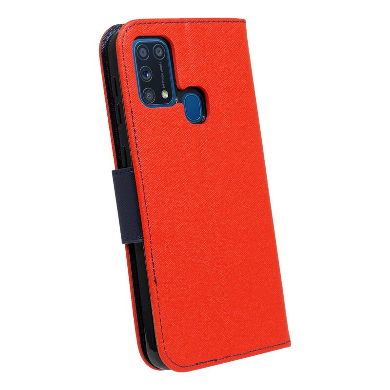 Rote Smartphone-Hülle, geschlossen. Die Hülle ist strukturiert, mit blauem Akzent an der Seite. Weißer Hintergrund.