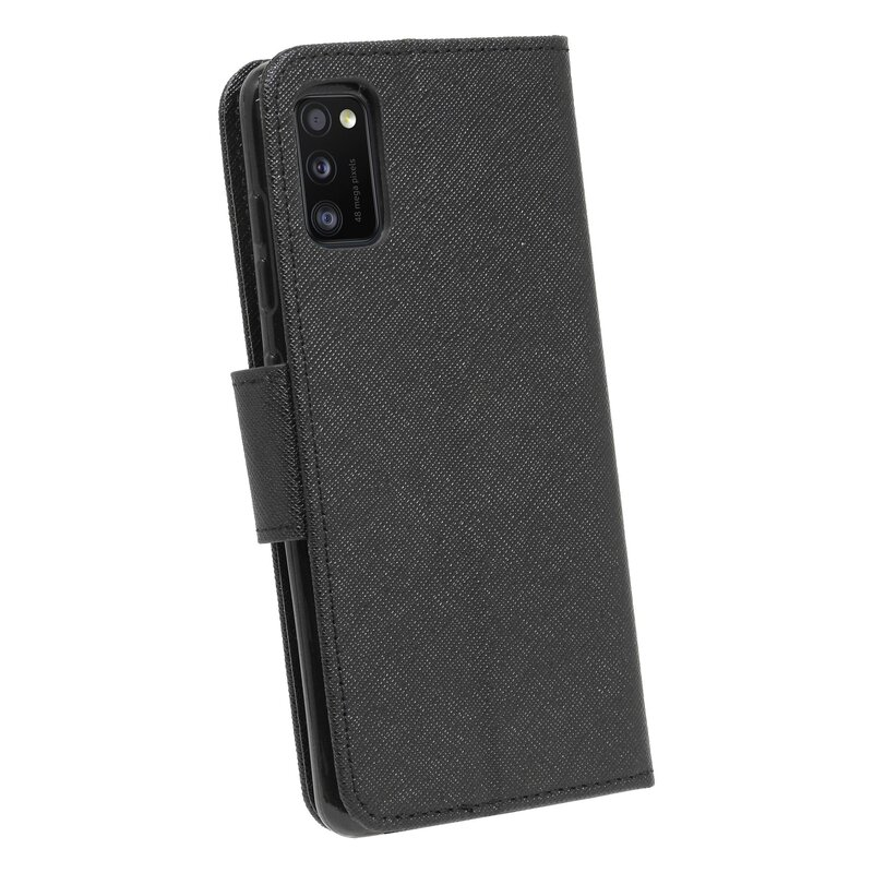 Schwarze Handyhülle mit strukturierter Oberfläche, Kameraausschnitt und geschlossenem Wallet-Design auf Weiß.