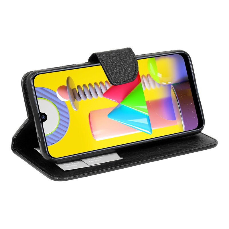Geöffnete schwarze Handyhülle mit farbiger Grafik auf einem Handy, auf Weiß.
