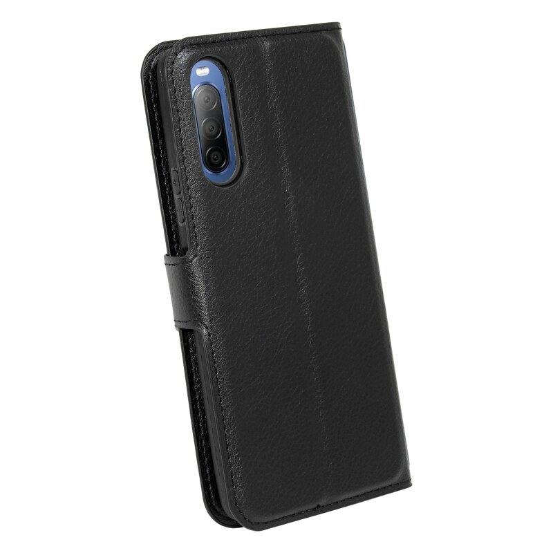 Schwarze Handyhülle, geschlossen, mit Telefon darin. Schwarzes Leder. Weißer Hintergrund.