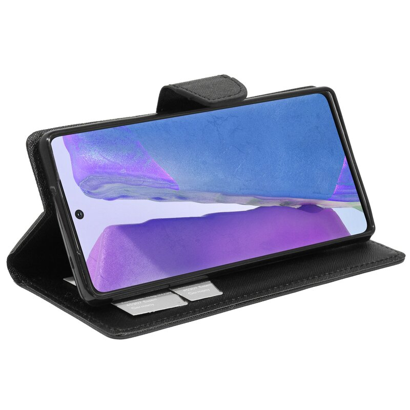Eine offene, schwarze Handyhülle mit einem Handy darin. Der Hintergrund ist weiß.