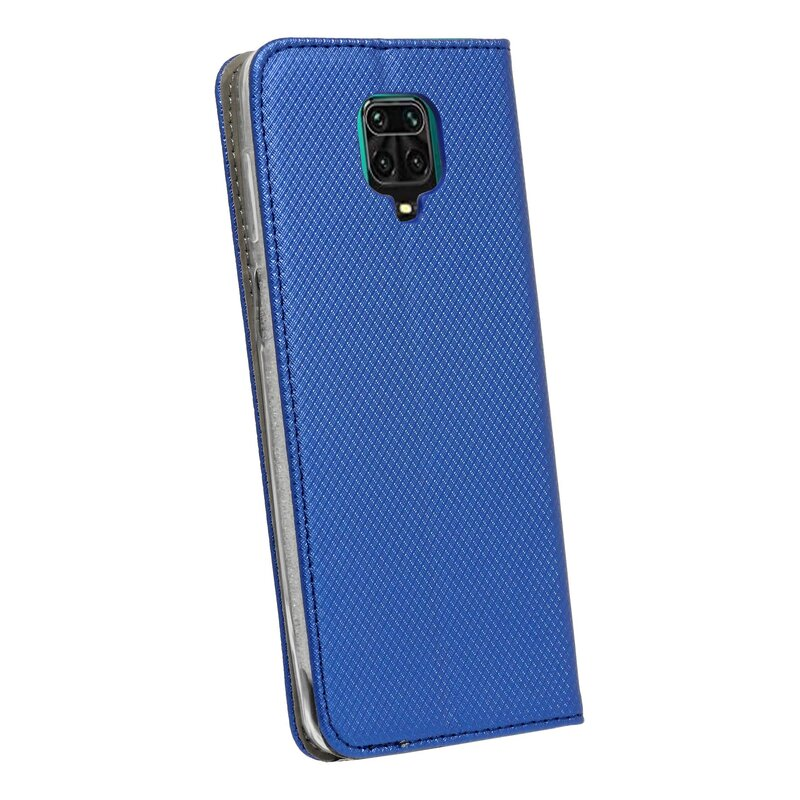 Blaue Telefonhülle mit strukturiertem Muster. Die Rückseite hat eine Dual-Kamera und einen Blitz.
