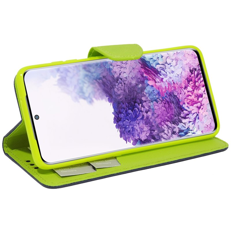Ein Telefon in einer grün-grauen Hülle, geöffnet, das den Bildschirm zeigt.