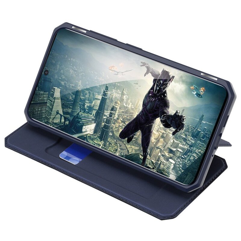 Ein Telefon in einer Hülle wird geöffnet angezeigt und zeigt eine Filmszene. Die Hülle ist dunkelblau.