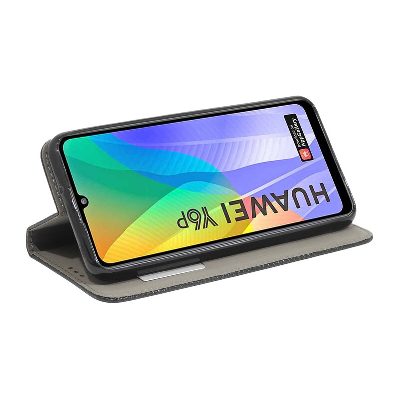Ein Telefon in einer Hülle, das das Huawei Y6P-Modell auf dem Bildschirm anzeigt.