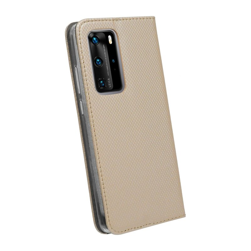 Goldene Handyhülle mit strukturiertem Muster. Die Hülle ist geöffnet und gibt das Telefon frei.