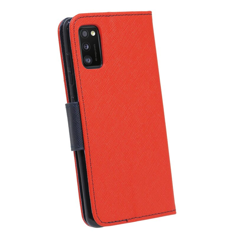 Eine rote Handyhülle mit schwarzem Innenraum bedeckt ein Telefon. Die Rückseite hat drei Kameras. Das Telefon ist weiß.