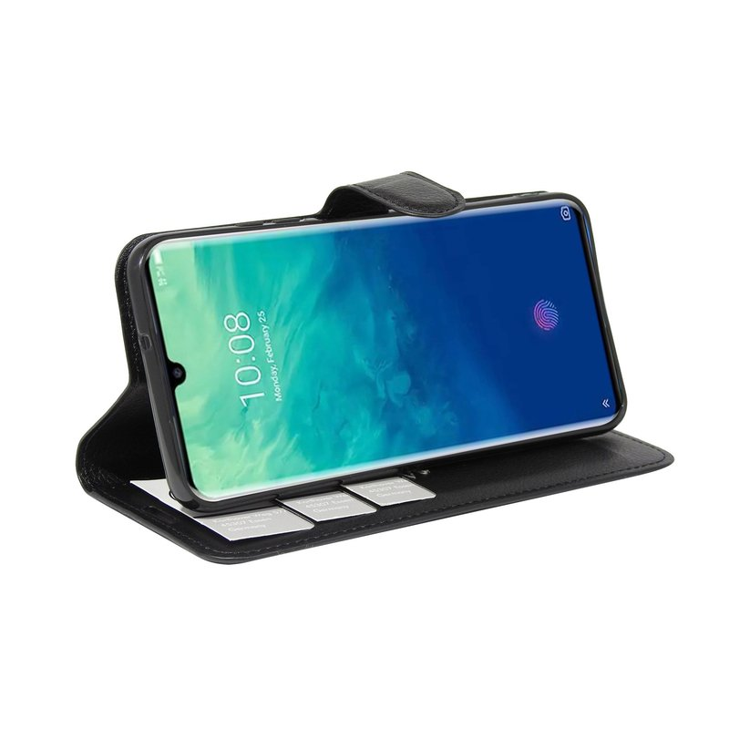 Schwarzes Telefon in einer Brieftasche, Bildschirm zeigt Uhr und blauen Hintergrund.