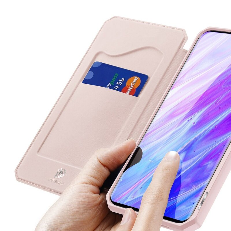 Offenes Handy-Case, rosa, mit Kreditkarte und Telefon. Hand berührt Telefonbildschirm.