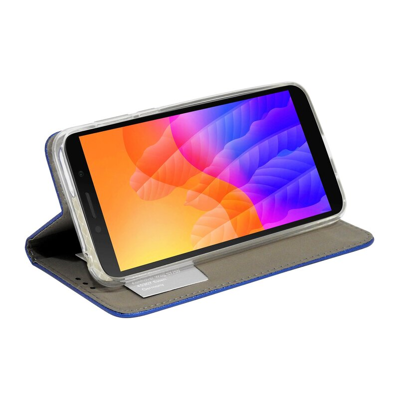 Telefon in blauem Wallet-Case, Bildschirm mit farbenfrohem Bild. Geöffnete Hülle, Ständer und Etikett sichtbar.