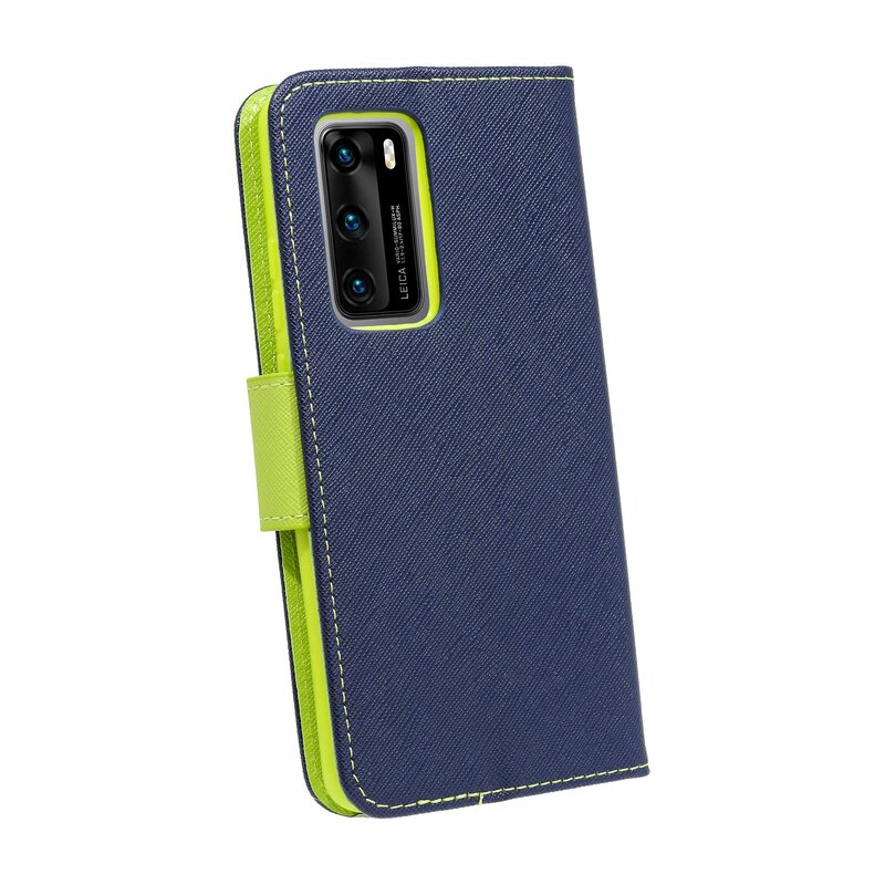 Ein geschlossenes Handycase, blaue Außenseite mit grünem Akzent und eine Handykamera auf der Rückseite.