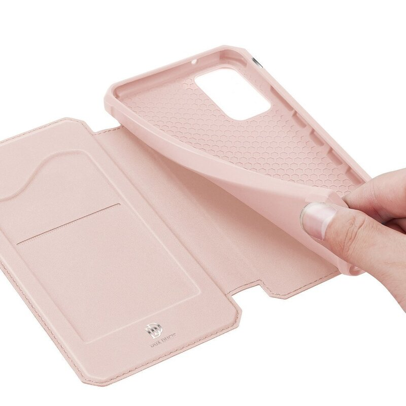 Eine Hand öffnet eine rosa Handyhülle mit rosa Innenraum und einem Telefon.