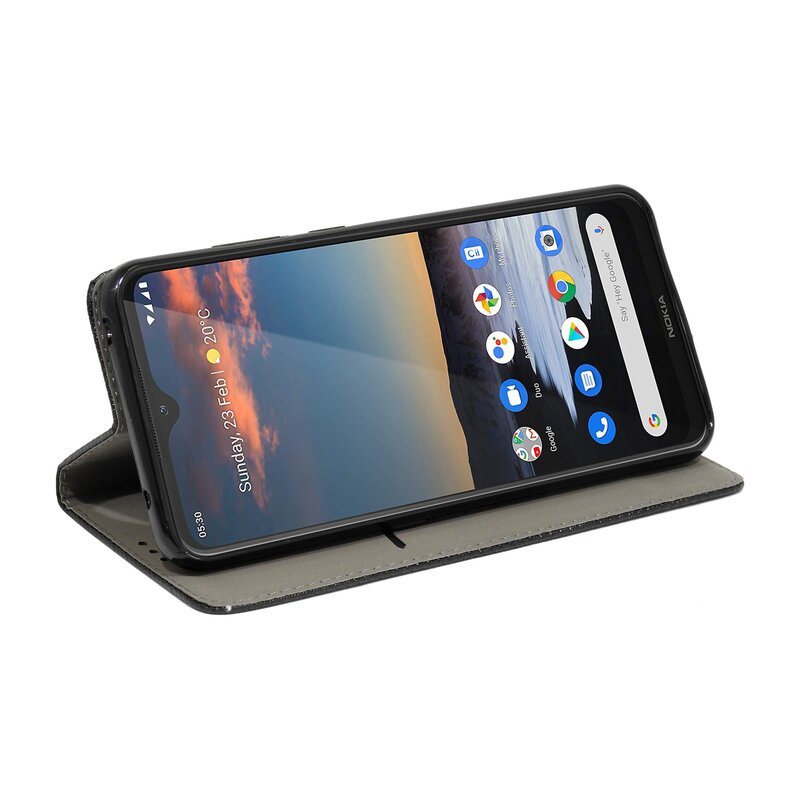 Telefon in einer Hülle, geöffnet. Zeigt einen Bildschirm mit App-Symbolen und Datum/Uhrzeit oben.