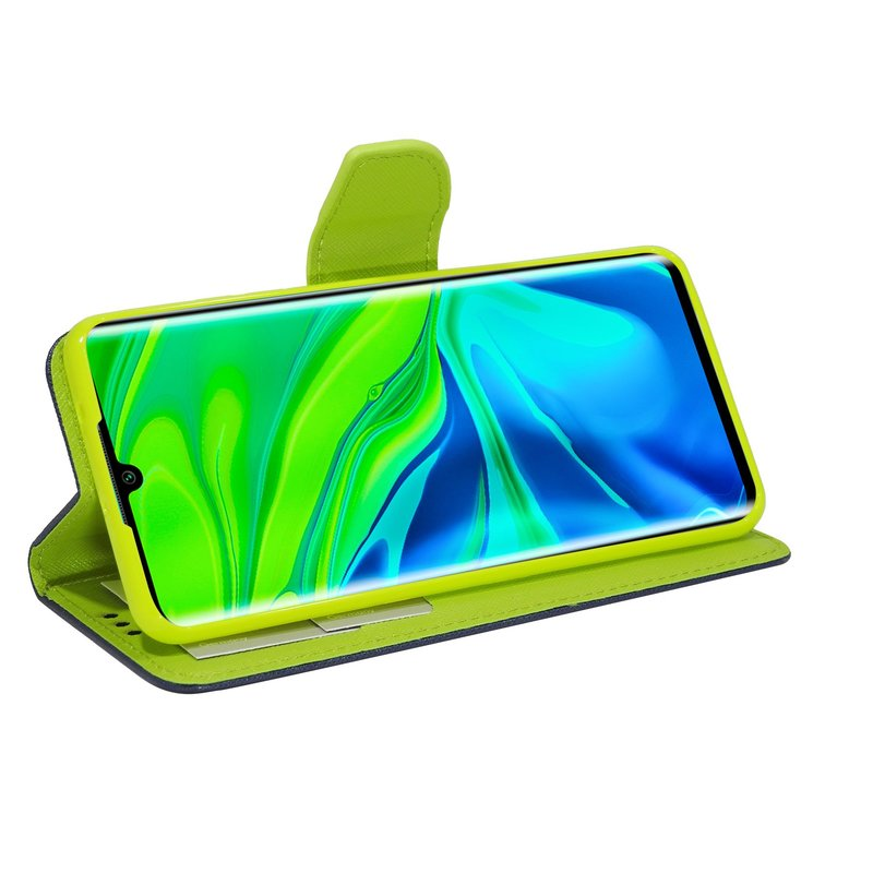 Eine lindgrüne Handyhülle mit Handy, auf weißer Oberfläche geöffnet.