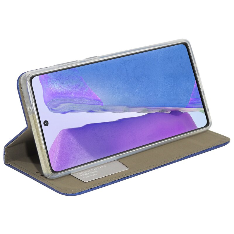 Ein Telefon in einer blauen Hülle ist geöffnet und wird angezeigt. Der Telefonbildschirm ist sichtbar. Die Hülle ist blau und grau.