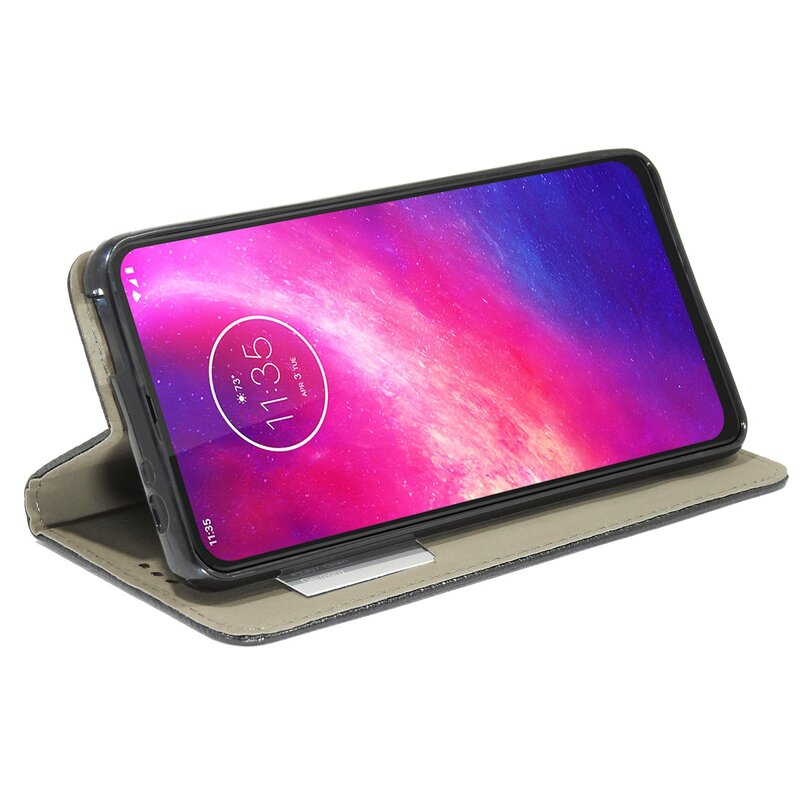 Smartphone in einer offenen Hülle. Der Bildschirm zeigt ein farbenfrohes Bild und die Uhrzeit.