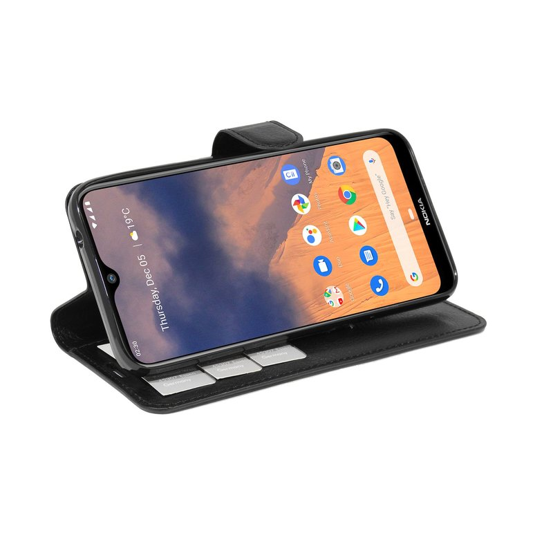 Smartphone in schwarzer Hülle, offen, zeigt das Display mit Symbolen. Datum und Uhrzeit sichtbar.
