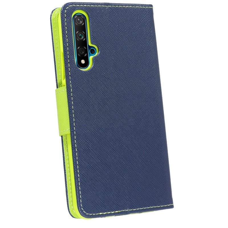 Blaue Handyhülle mit Telefon. Das Case hat einen grünen Verschluss und eine blaue Außenseite, auf weißem Hintergrund.
