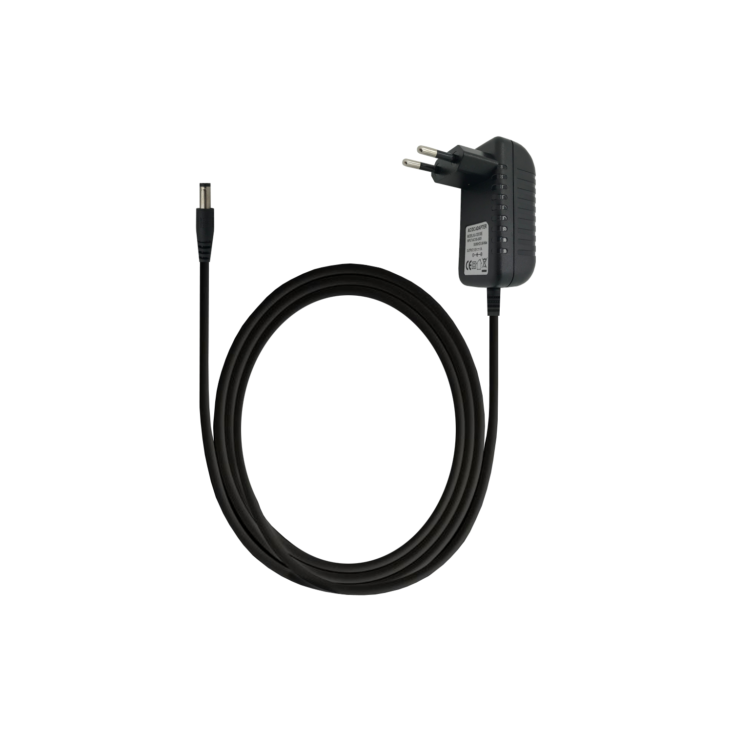 Schwarzes AC-Adapter mit Stecker und schwarzem Kabel, das einen Kreis bildet.