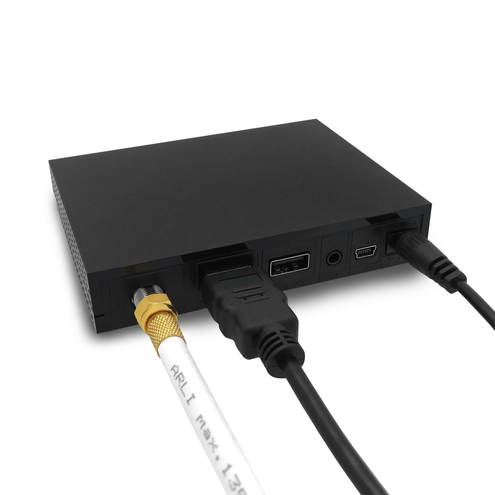 Schwarzer Mediaplayer mit angeschlossenen Kabeln: HDMI, USB und Koaxial.
