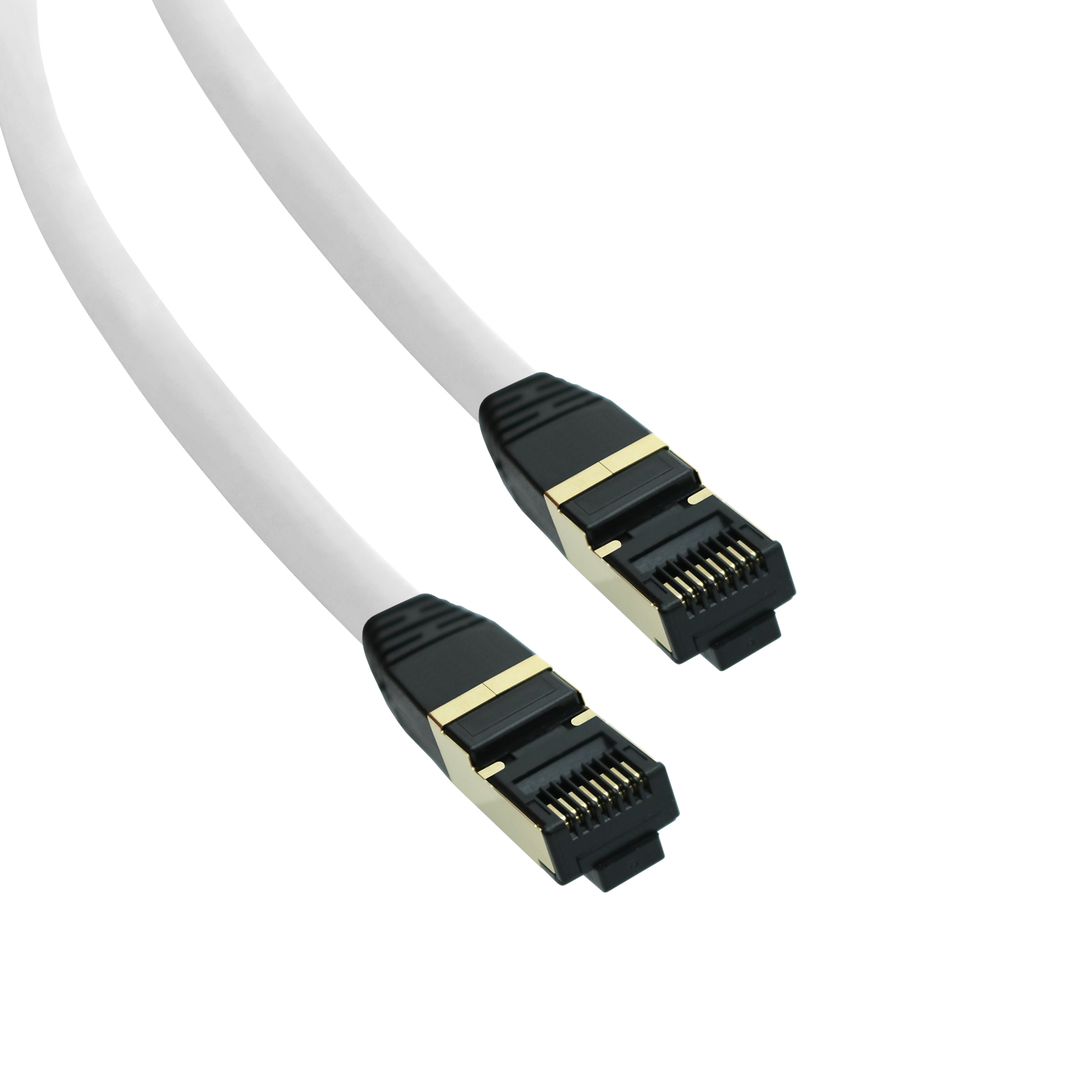 Zwei weiße Ethernet-Kabel mit schwarzen und goldenen Steckern auf weißem Hintergrund.