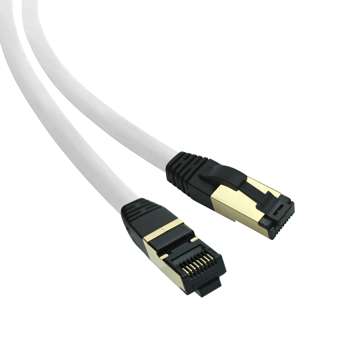 Zwei weiße Ethernet-Kabel mit schwarzen und goldenen Steckern. Auf weißem Hintergrund.