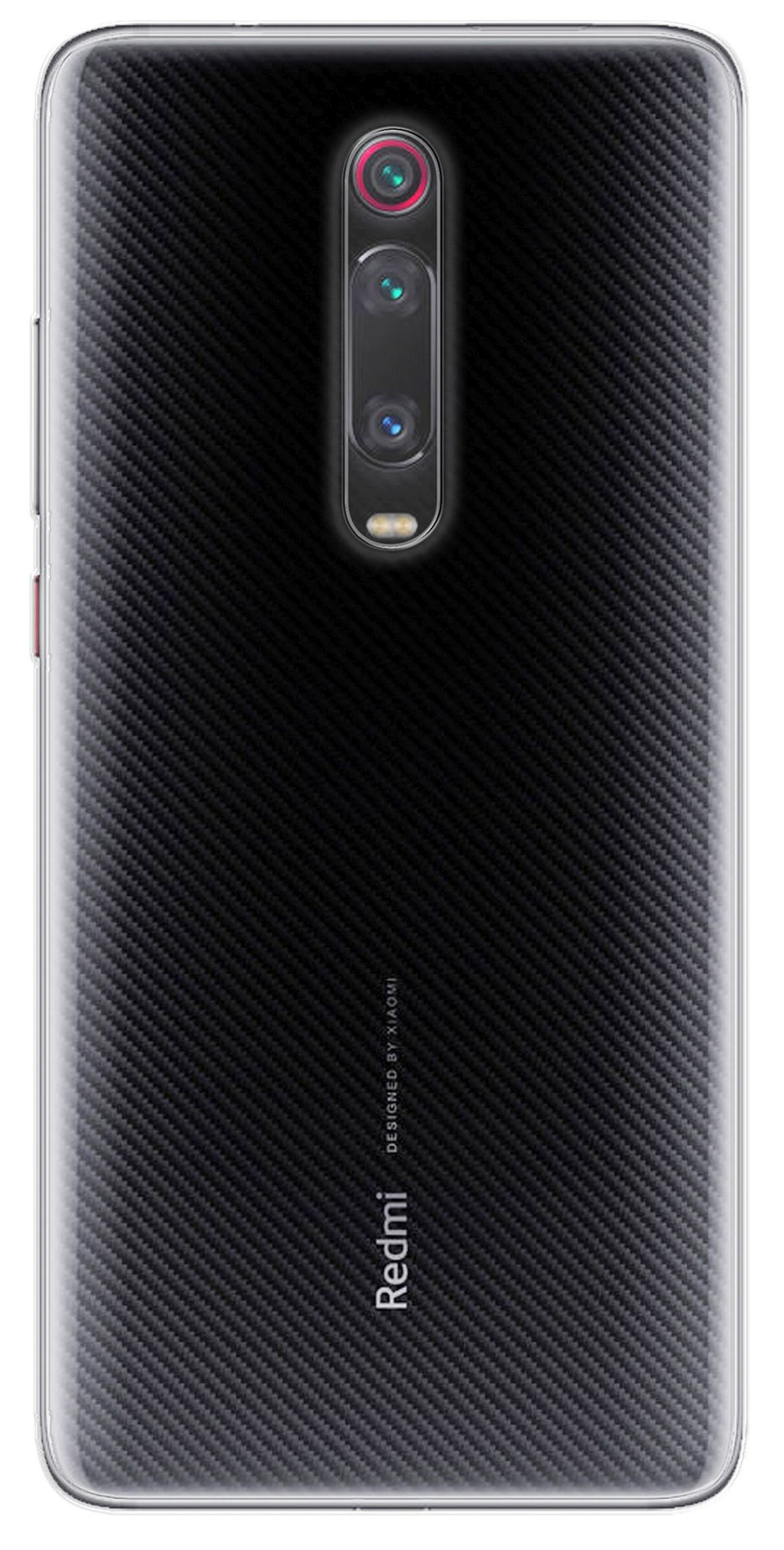 Die Rückseite eines schwarzen Redmi-Telefons mit Kohlefasertextur und Dreifachkamera.