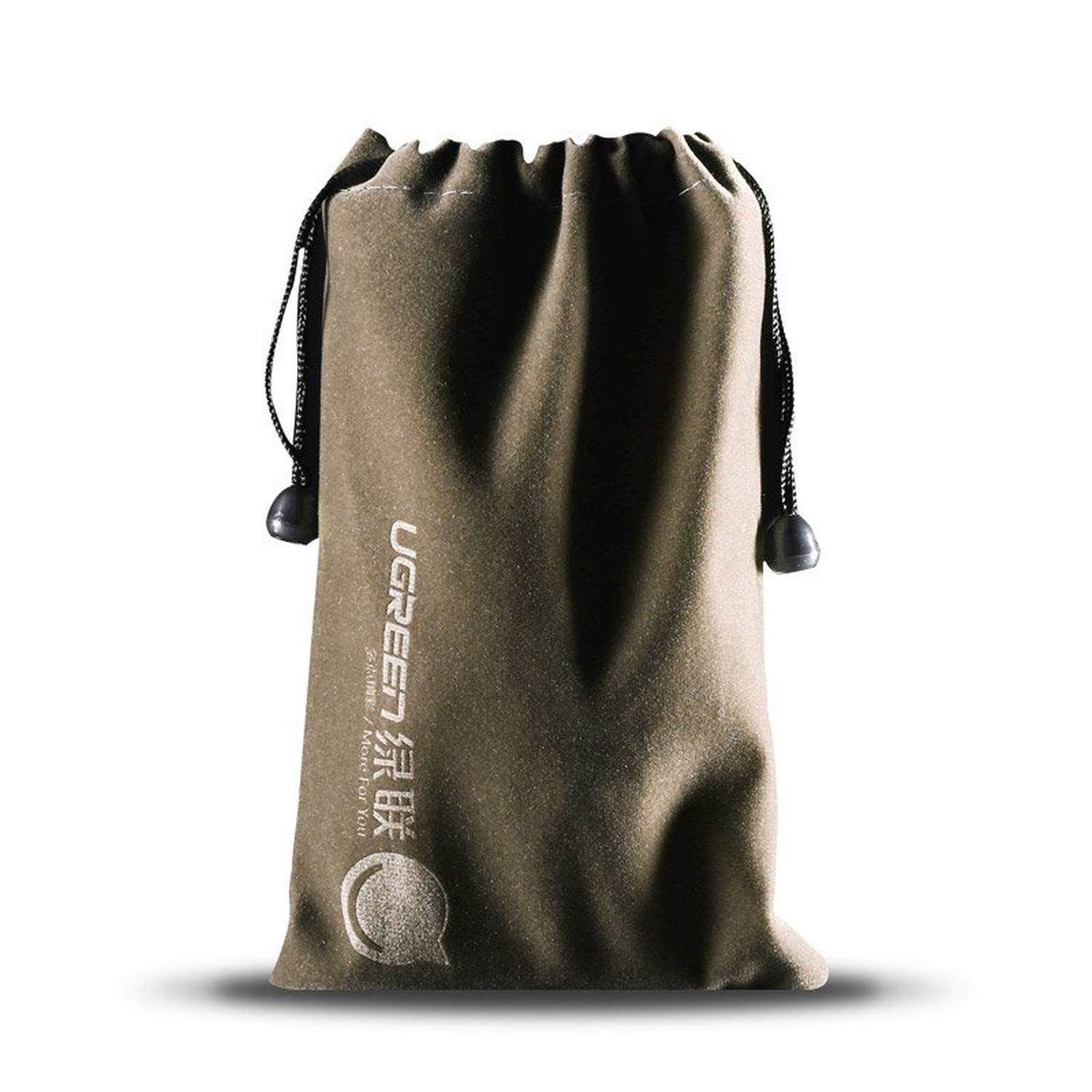 Borsa con coulisse verde oliva con logo bianco e cordini neri. Sfondo bianco.