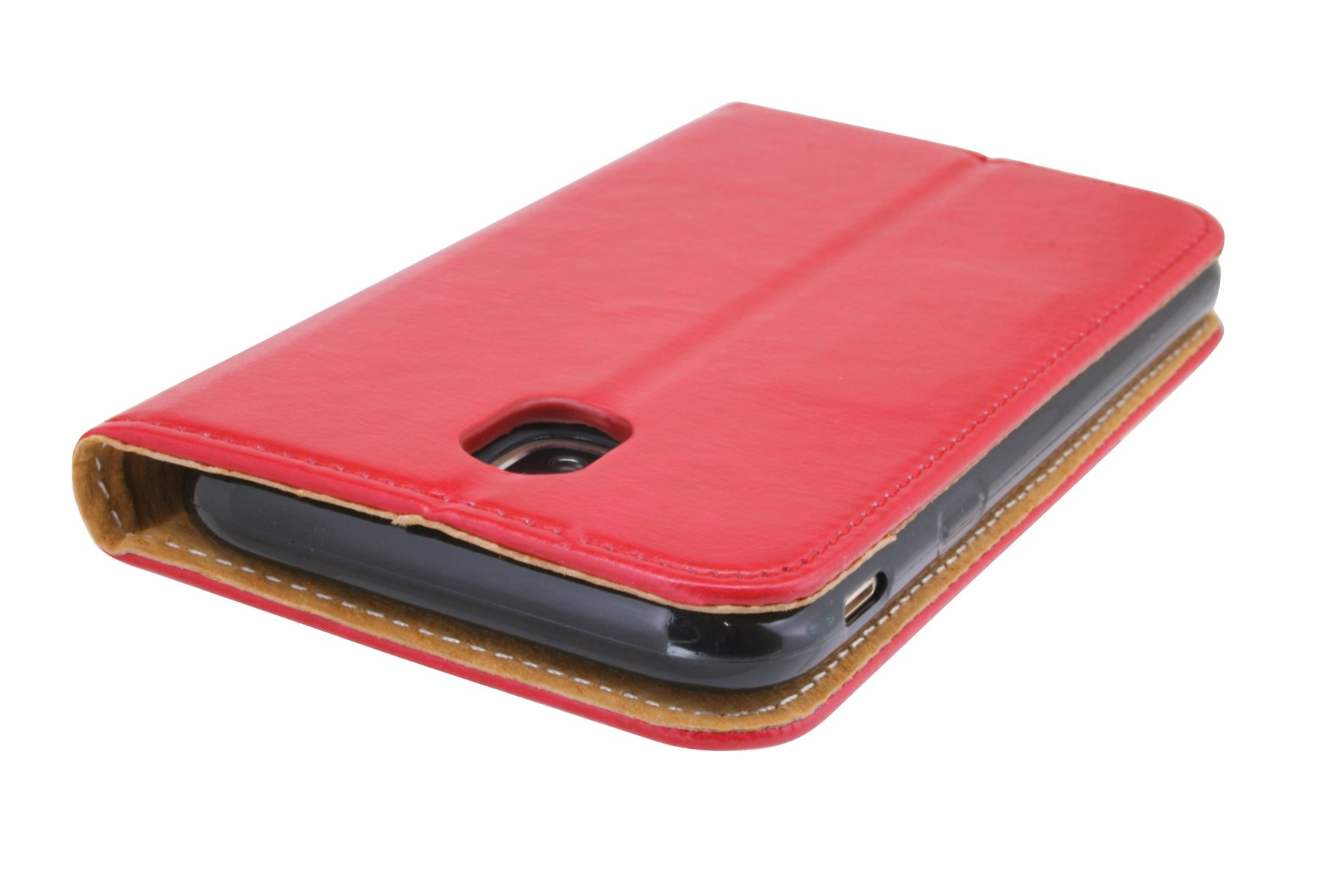 Rote Handyhülle, geschlossen, mit schwarzem Handy. Beige Nähte sichtbar. Isoliert auf Weiß.