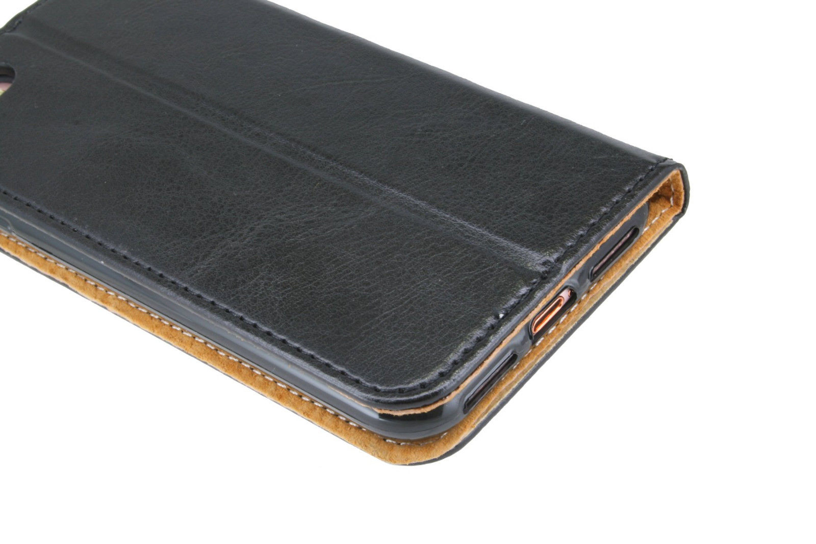 Schwarze Handyhülle mit Ledertextur, offen, zeigt Telefon und Karten.