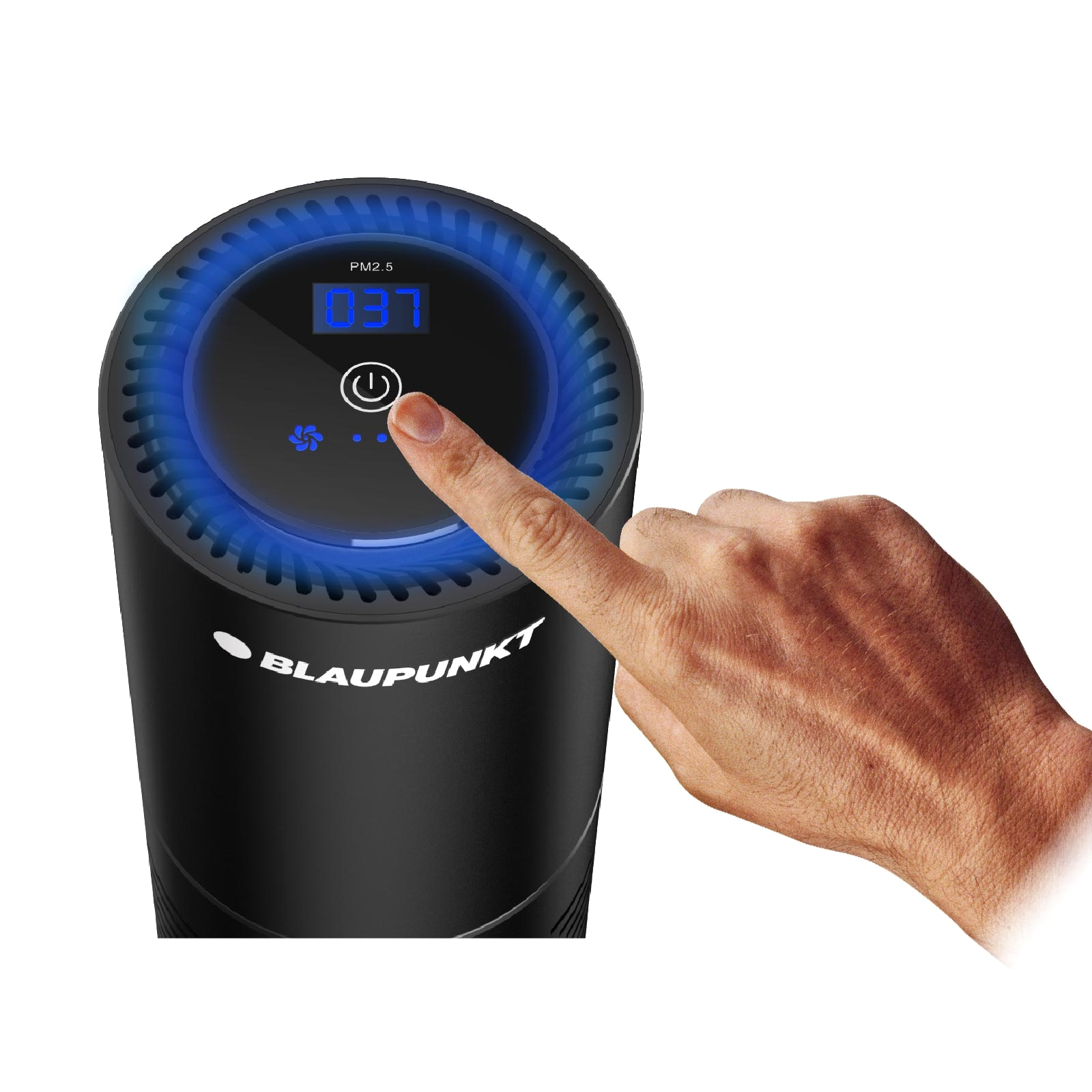 Schwarzer Luftreiniger mit blauem LED-Display und Finger, der einen Knopf drückt.