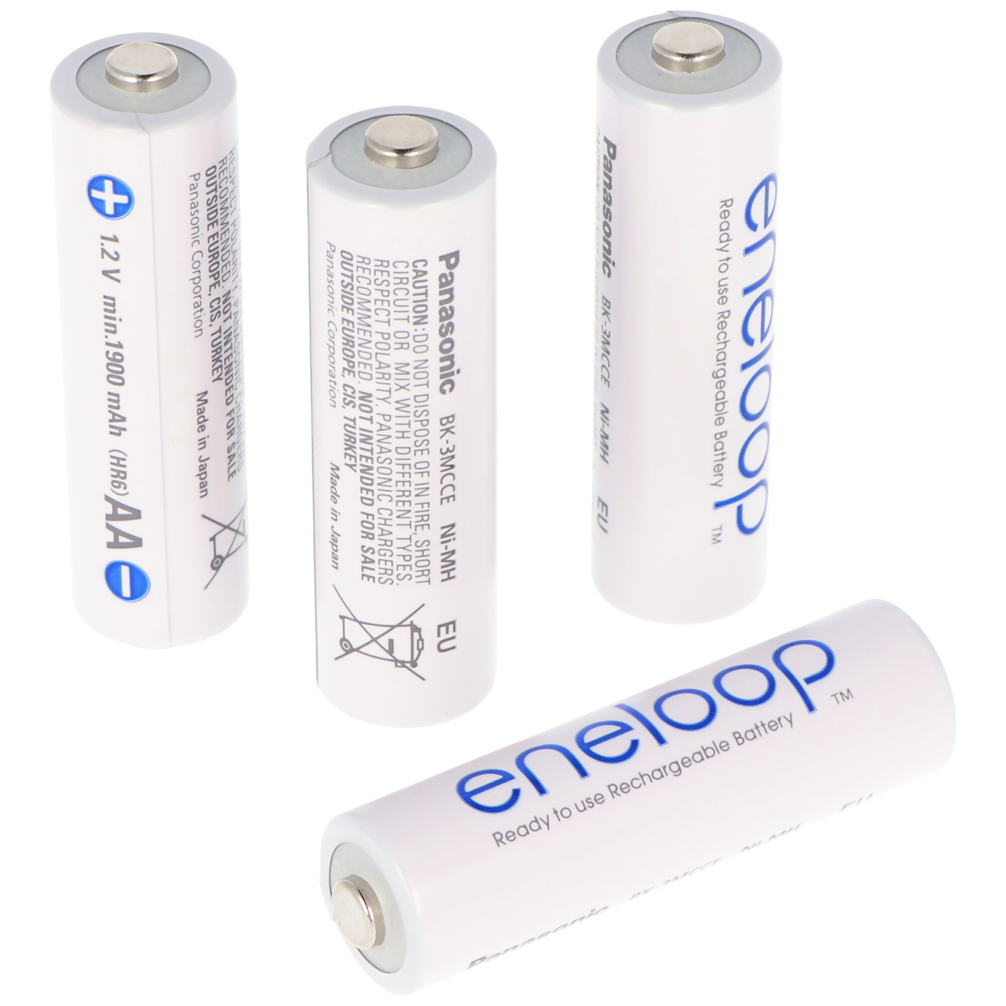 Vier weiße AA-Batterien mit silbernen Deckeln. Zwei zeigen Branding und Text.