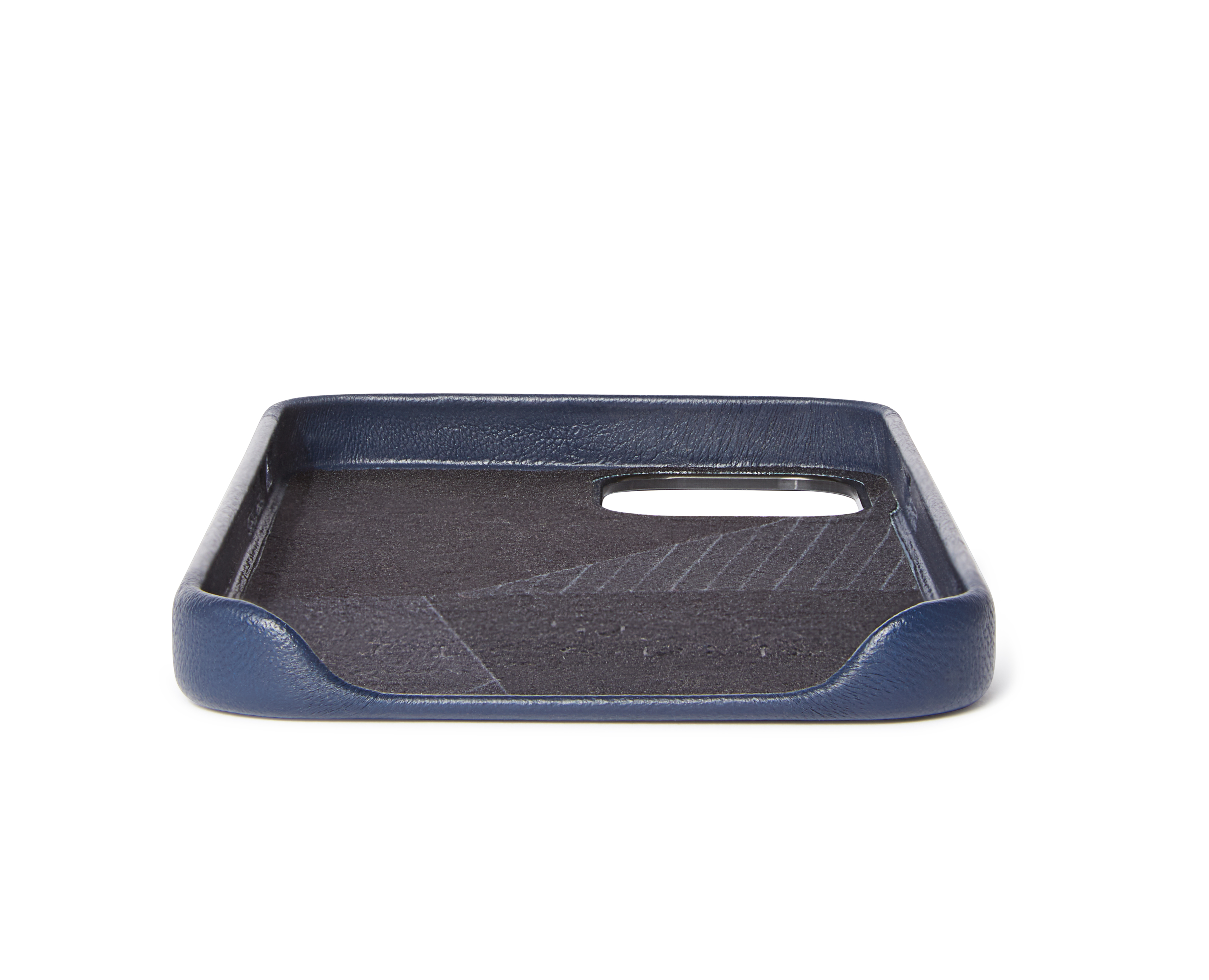 Una custodia blu scuro con foro per la fotocamera su sfondo bianco.