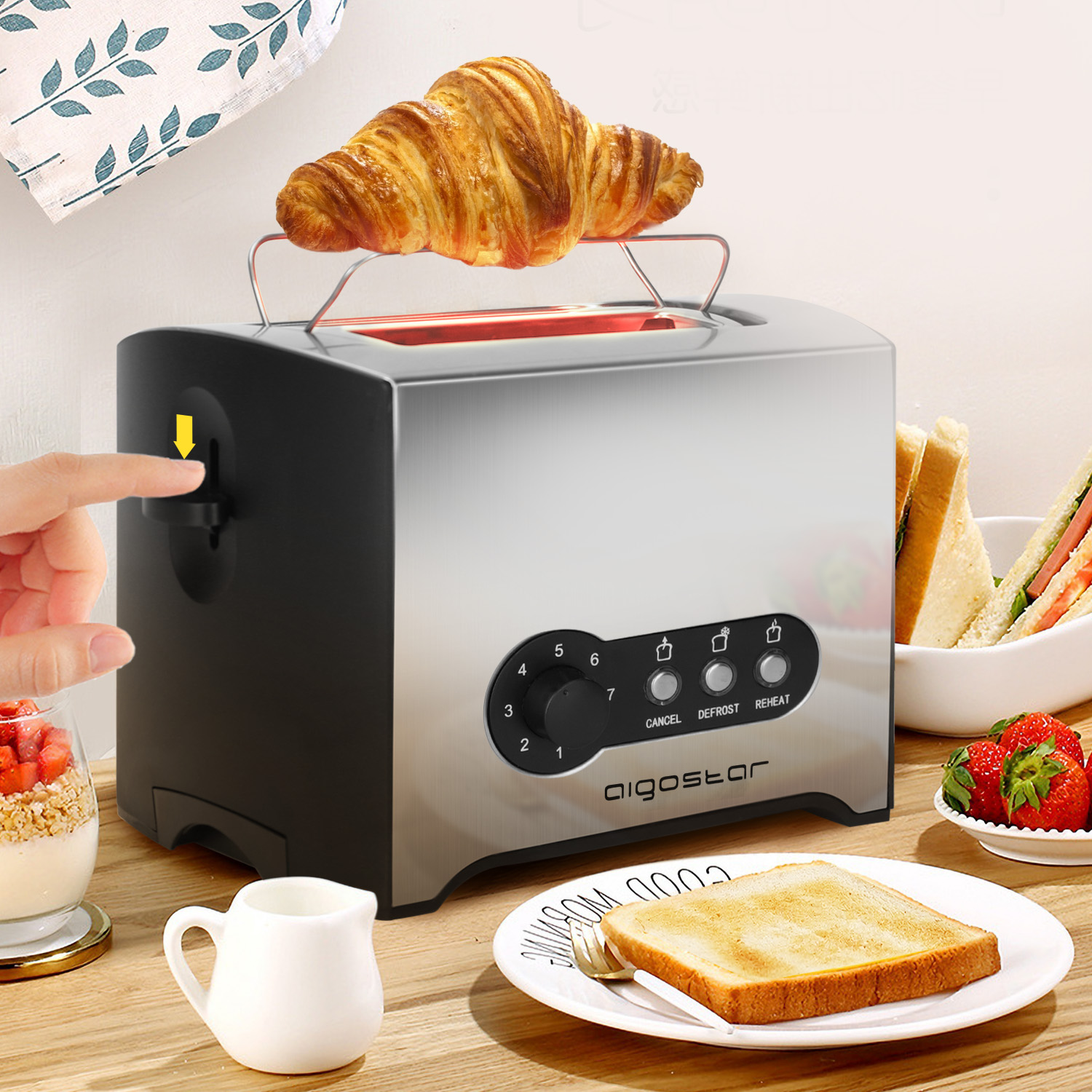 Tostapane con croissant e toast. Piatto con toast, fragole e brocca.