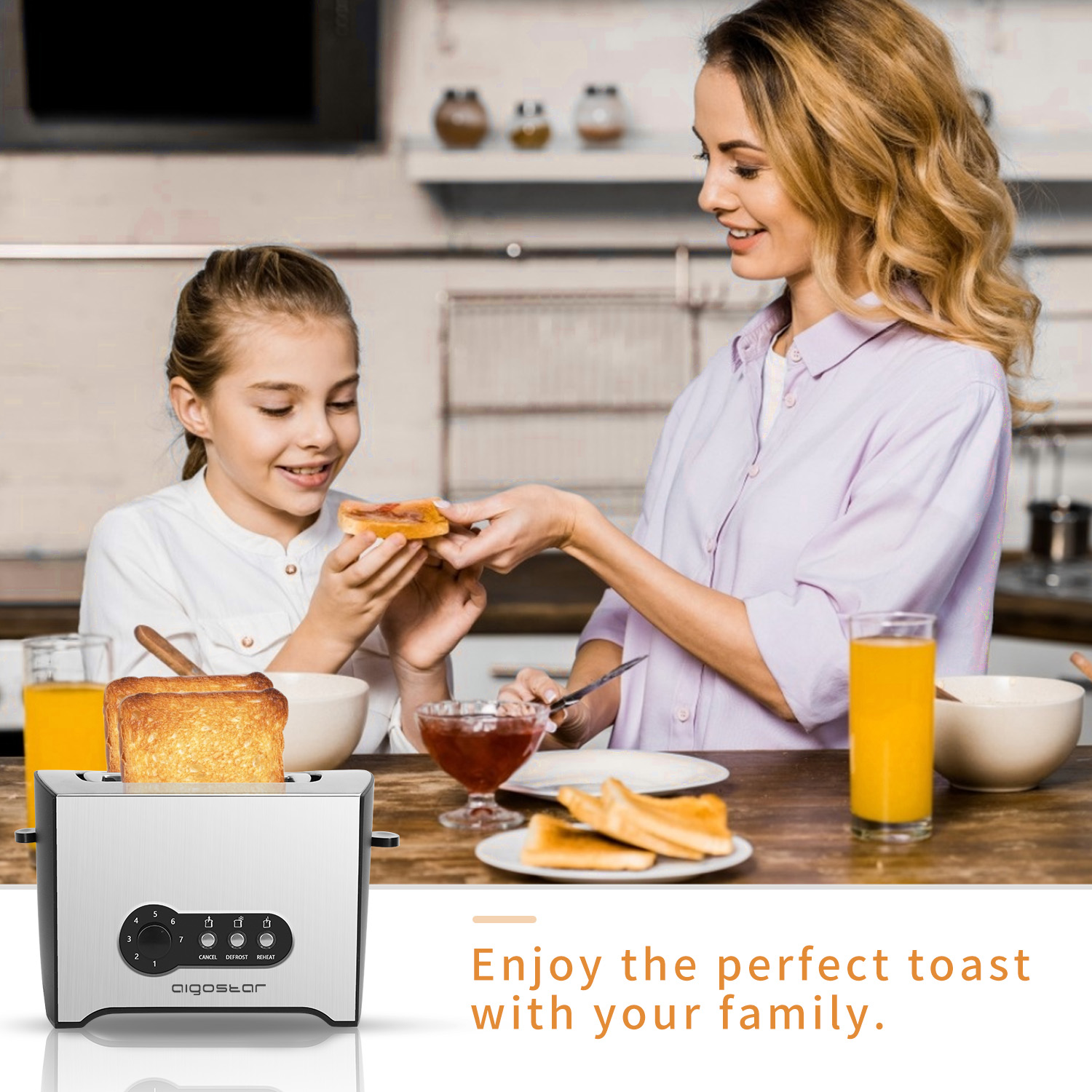 Due donne e una bambina in cucina. Il toast viene condiviso e lo sfondo è sfocato.