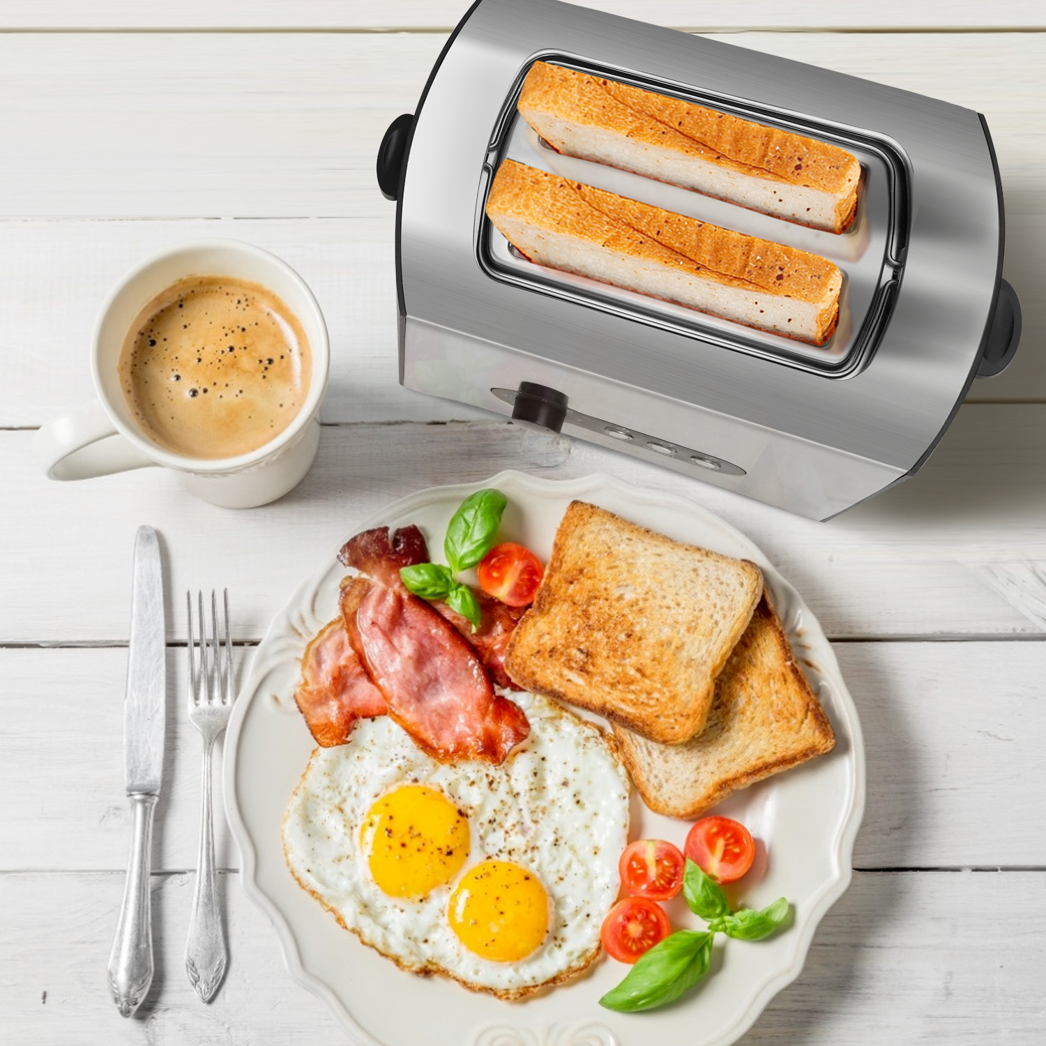 Colazione: Toast, uova, bacon, pomodori e basilico su un piatto. Caffè e tostapane sul tavolo.