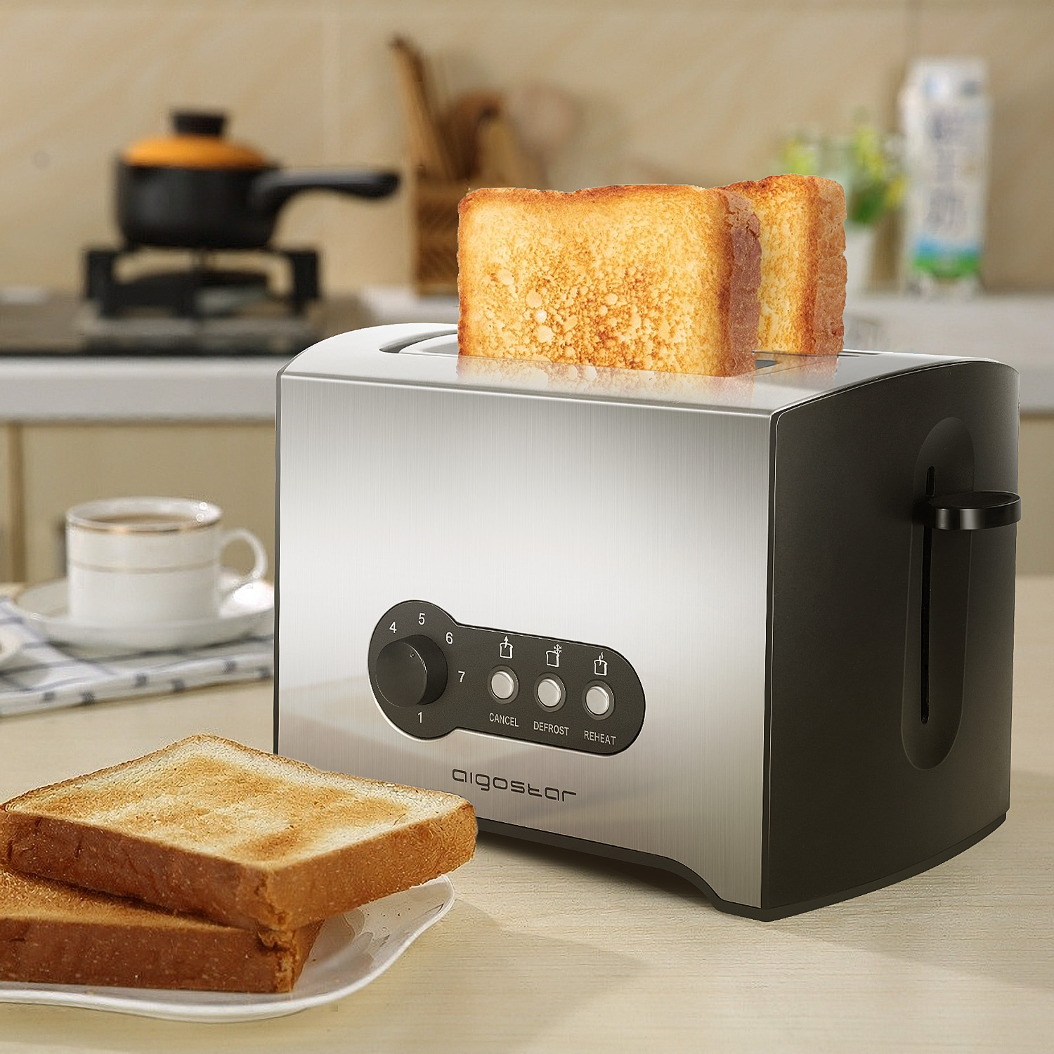 Tostapane argento e nero con due fette di pane tostato che escono. Altri toast sono visibili.