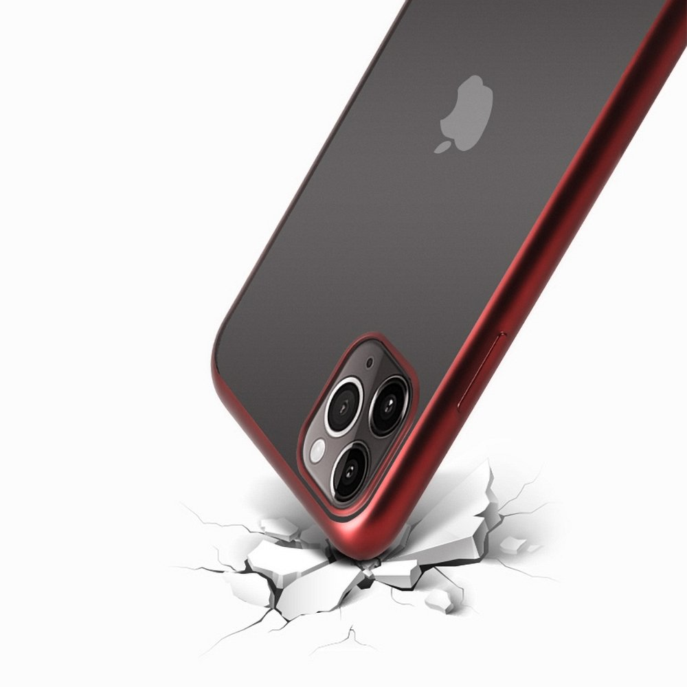 Eine schwarze Handyhülle mit rotem Rand und Apple-Logo fällt auf zerbrochenen Boden.