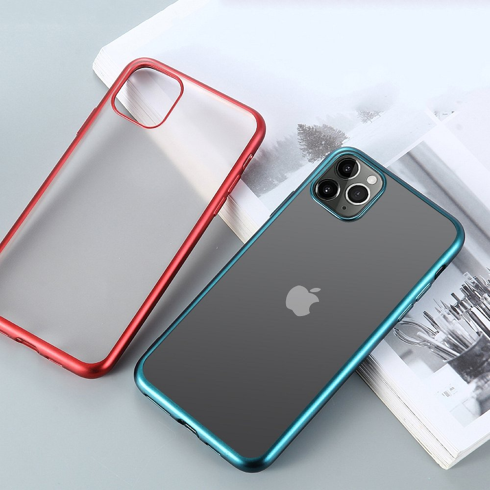 iPhone mit blauen und roten Hüllen. Eine Hülle ist rot, die andere blau mit durchsichtigem Rücken.