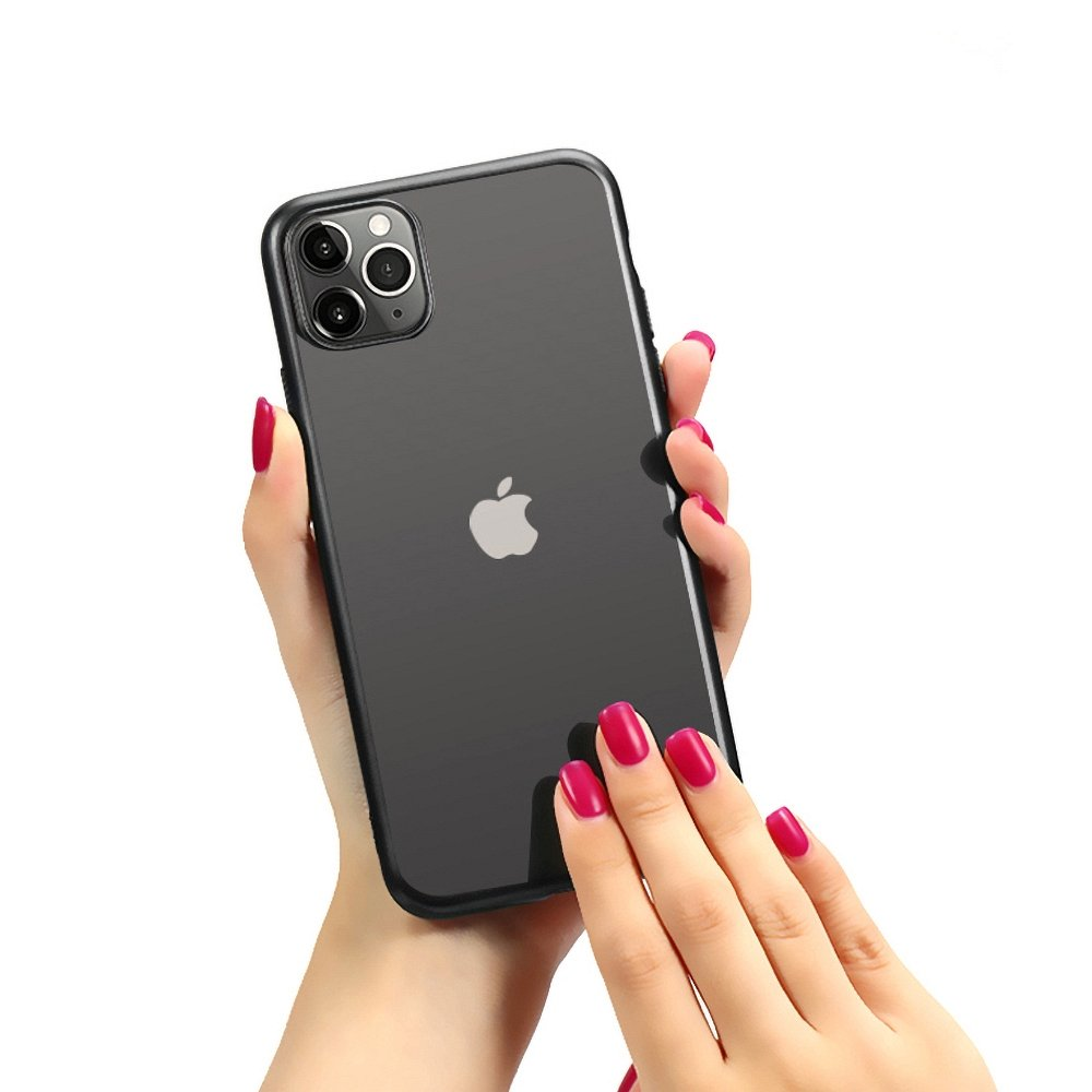 Hände halten ein schwarzes iPhone in einer Hülle. Die Hände haben roten Nagellack. Das iPhone hat ein Apple-Logo.
