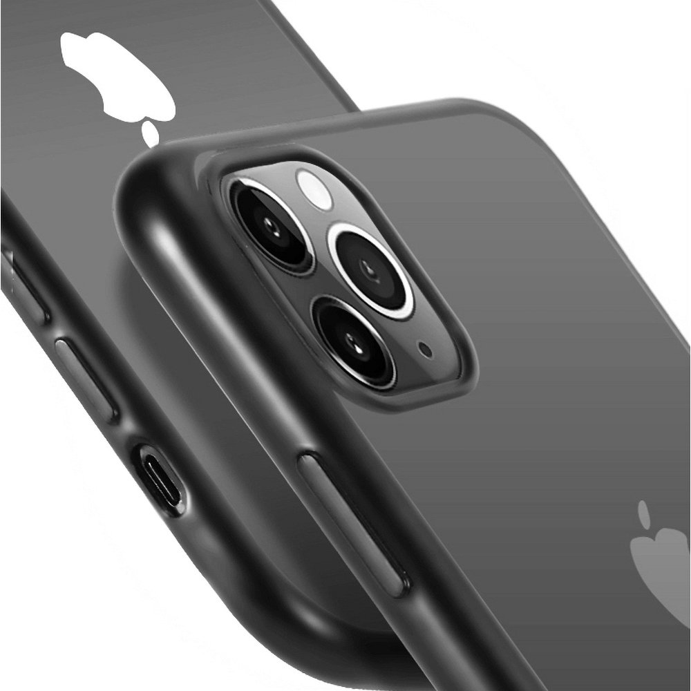Nahaufnahme einer schwarzen Handyhülle mit Dreifachkamera und weißem Apple-Logo.