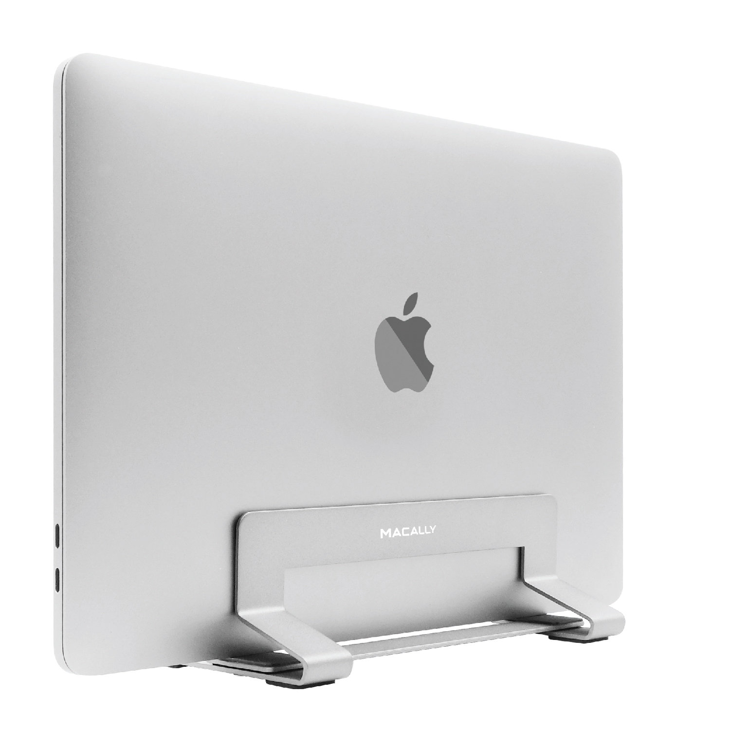 Silbernes MacBook auf einem silbernen Macally-Ständer. Apple-Logo sichtbar. Weißer Hintergrund.