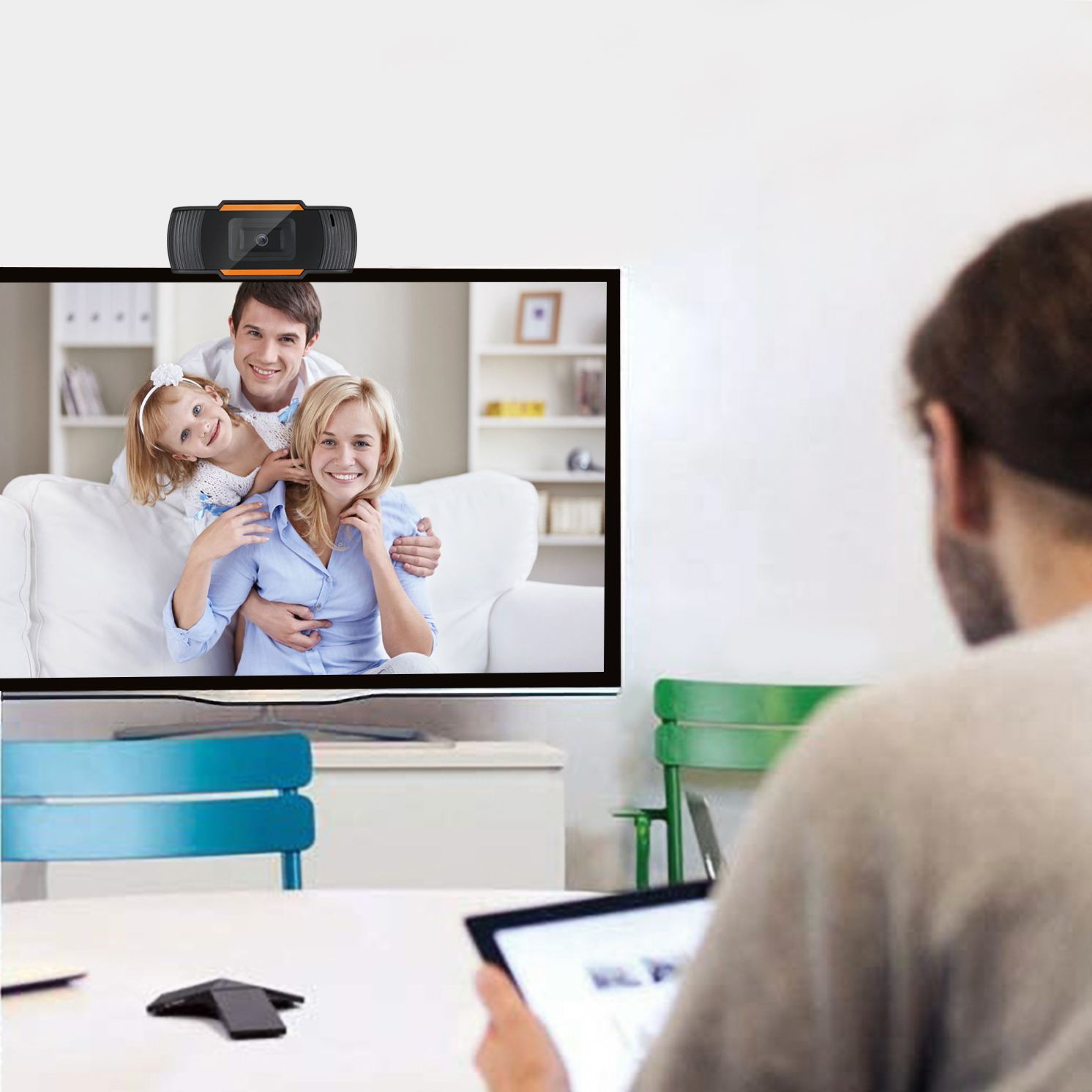 Eine Familie auf einem Fernsehbildschirm, eine Webcam und eine Person mit Tablet.