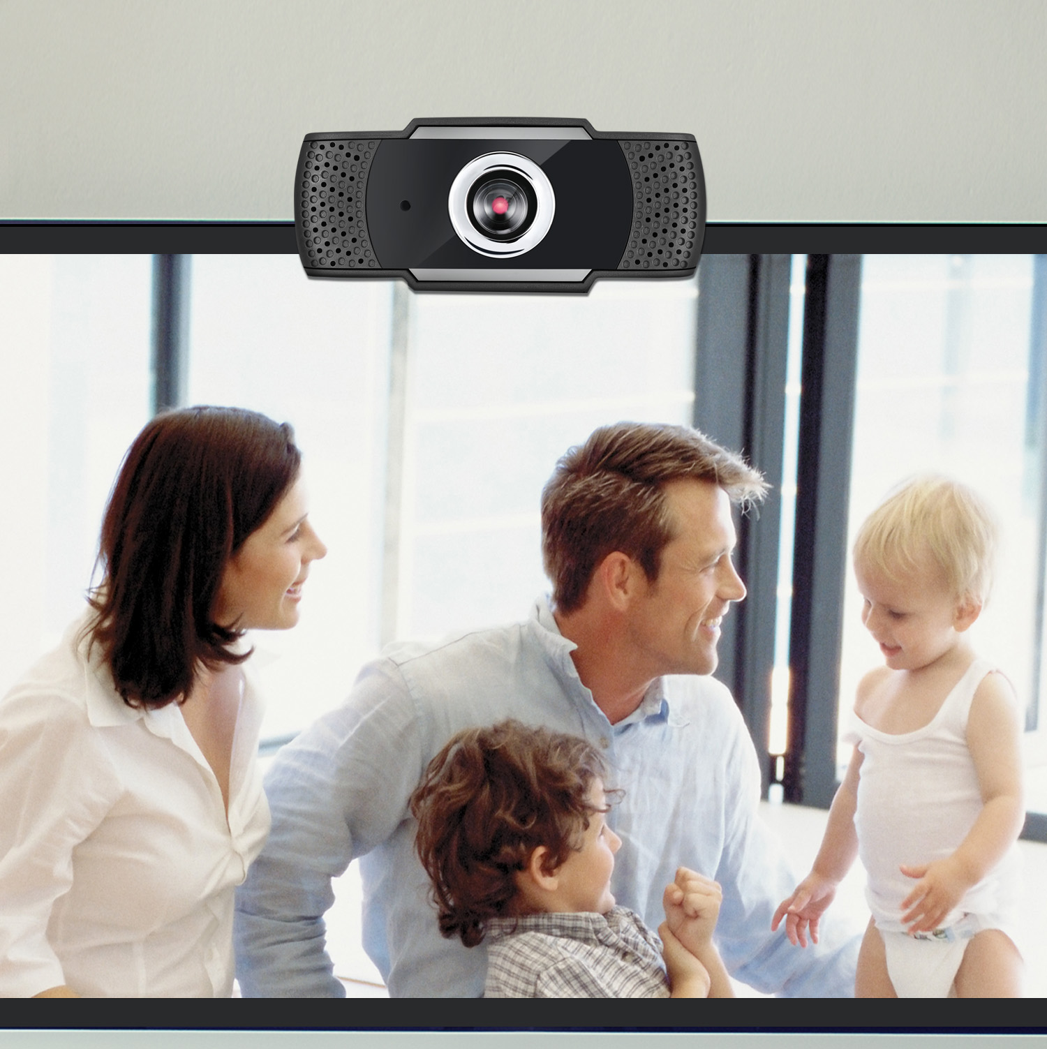 Webcam au-dessus d'une famille. Maman, papa et deux enfants regardent vers le haut.