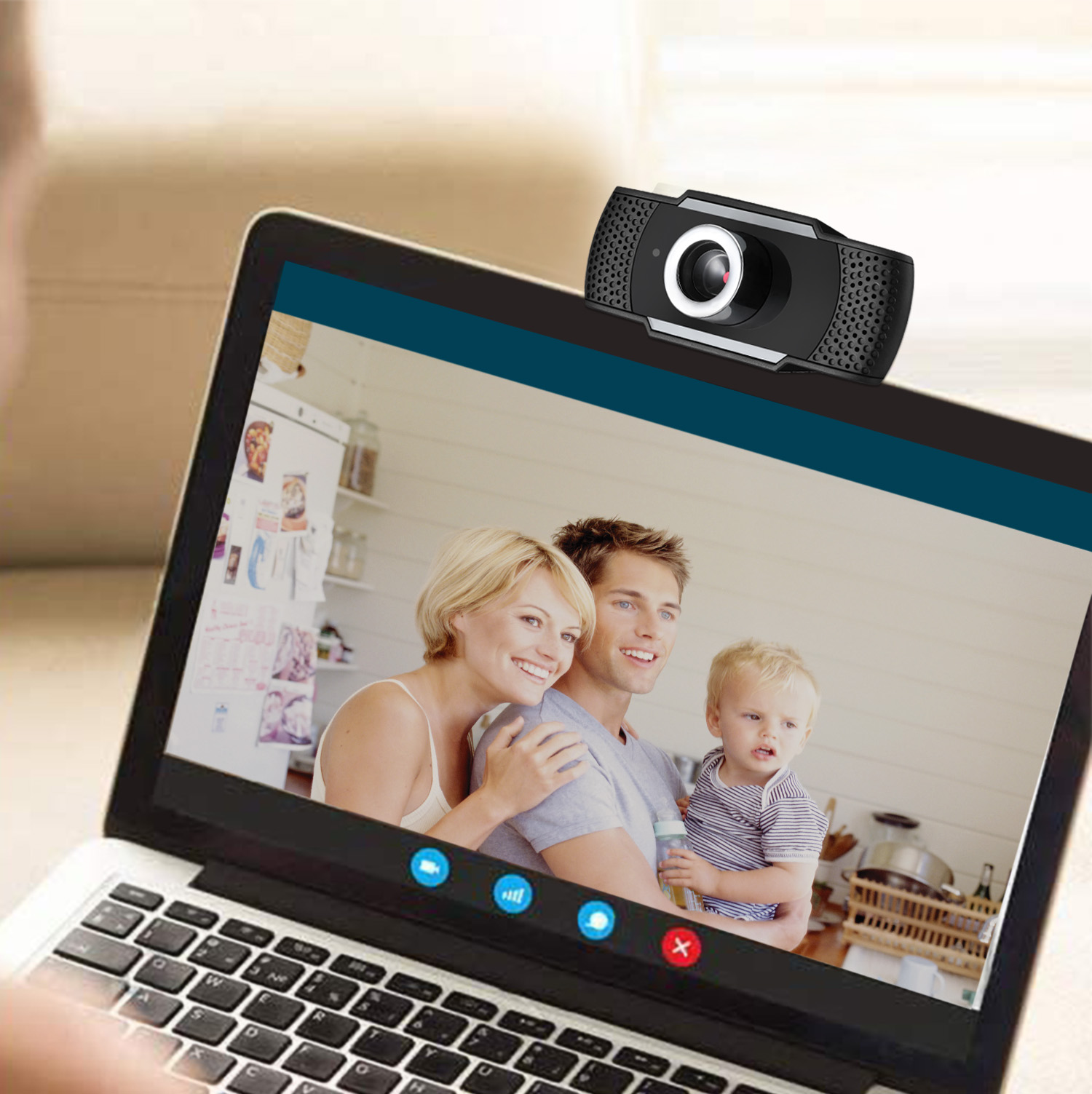 Ordinateur portable avec famille à l'écran, webcam dessus.