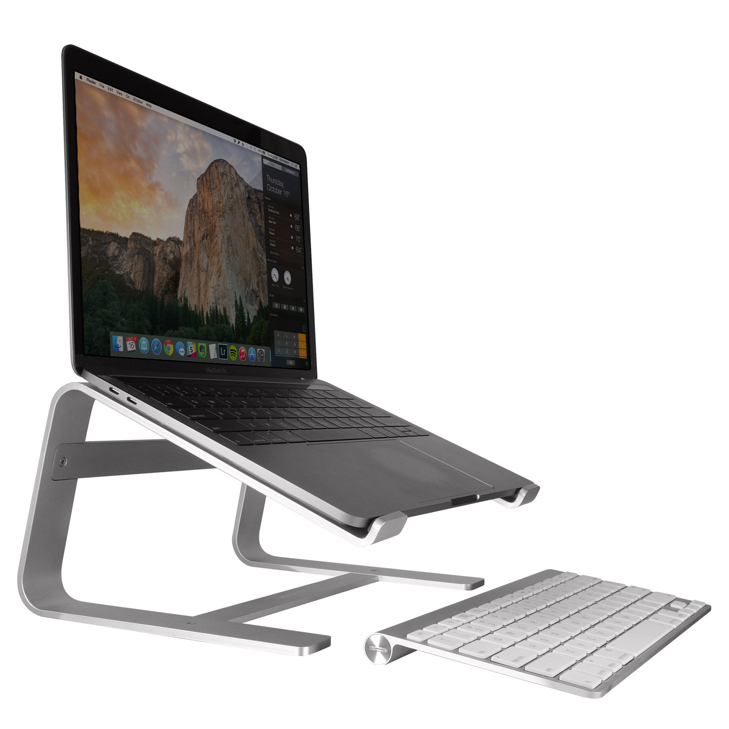 Laptop su supporto argentato con tastiera. Immagine Yosemite sullo schermo.