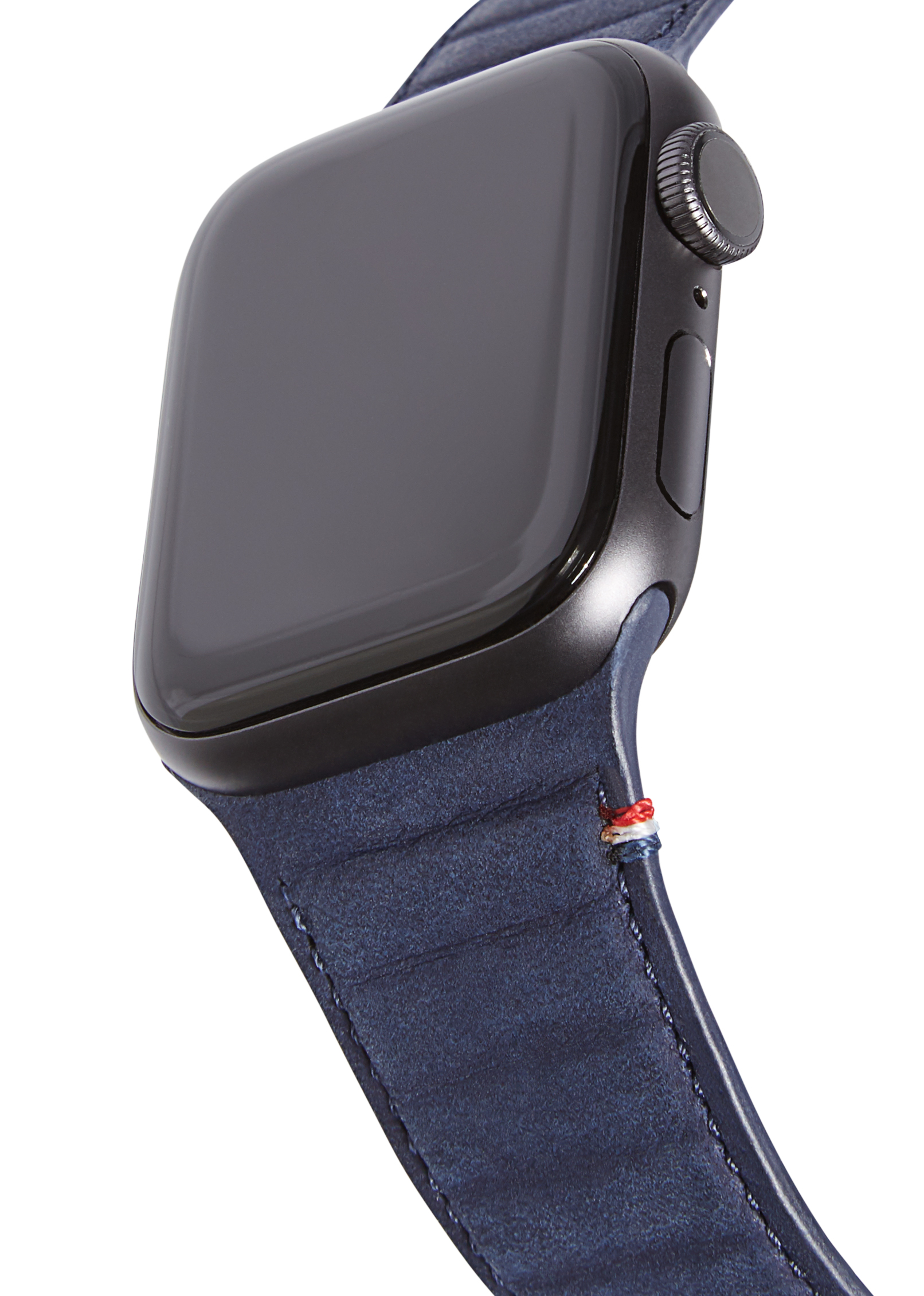 Nahaufnahme einer schwarzen Apple Watch mit blauem Lederarmband. Die Uhr ist auf weißem Hintergrund.